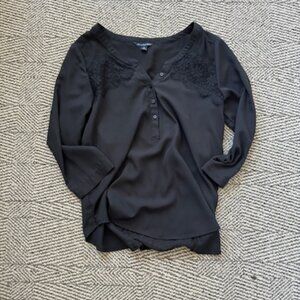 American Eagle Lace Quarter Length Blouse Button Down Size Small